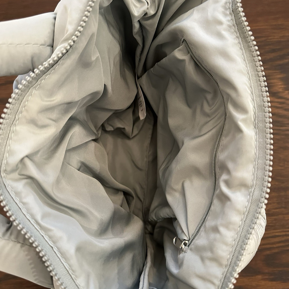 Wilo the Label Puffer Travel Bag Light Green with Adjustable Crossbody Strap - Picture 7 of 8